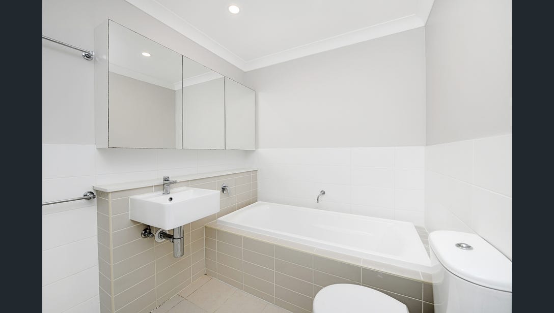 Spacious Student House with Shared & Private Room Options + Beautiful Backyard - Image 6