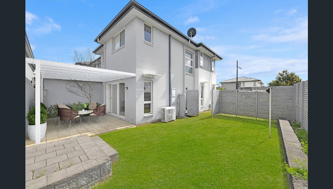 Spacious Student House with Shared & Private Room Options + Beautiful Backyard - Image 2