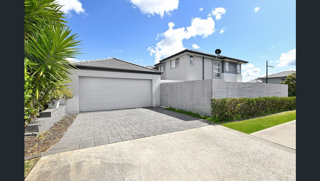 Spacious Student House with Shared & Private Room Options + Beautiful Backyard - Image 7