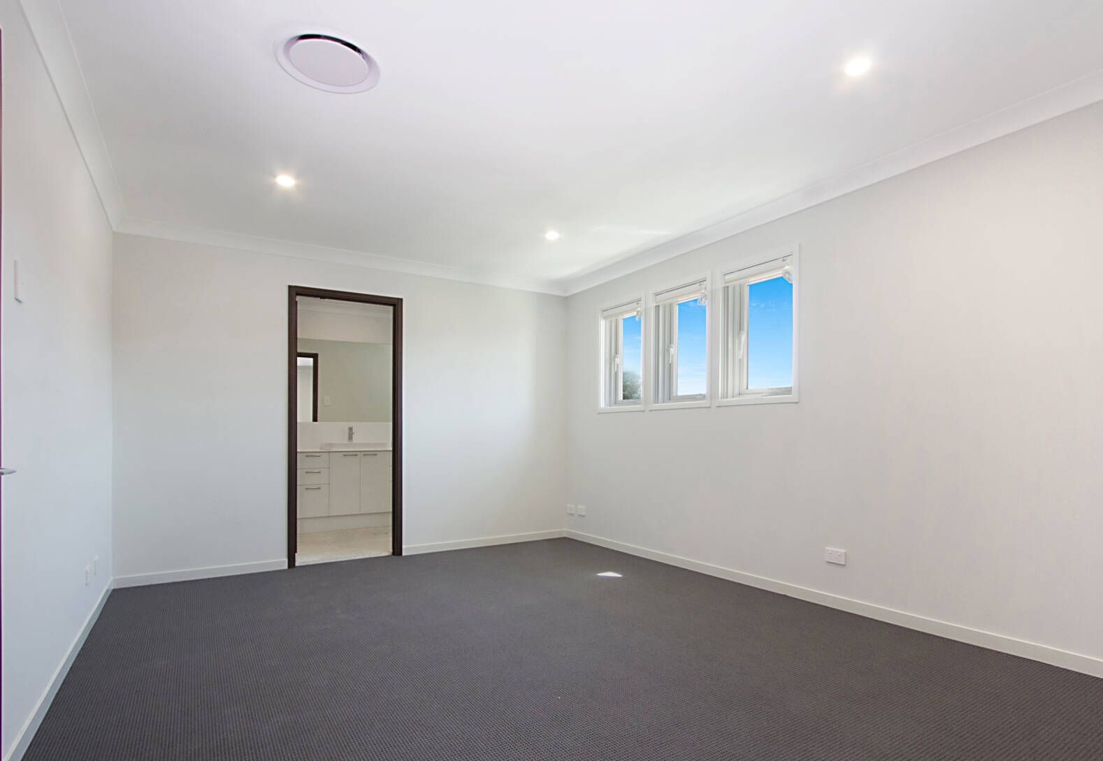 Premium Student Home with Shared & Private Rooms Near Schofields Station & Western Sydney University - Image 5